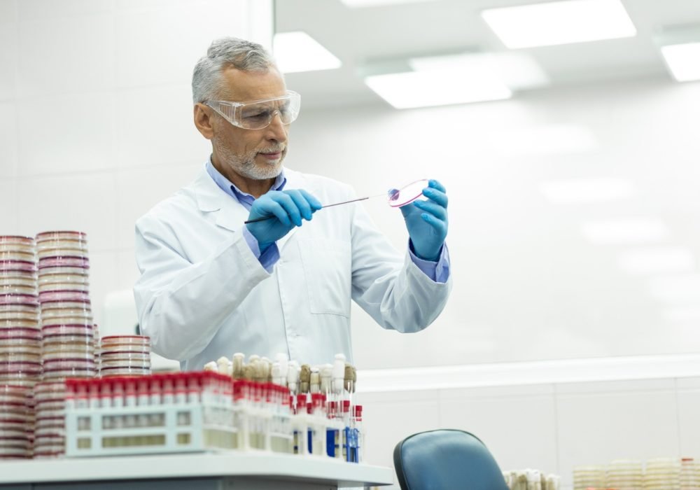 serious-mature-microbiologist-working-in-modern-cl-Y7DXCU9.jpg