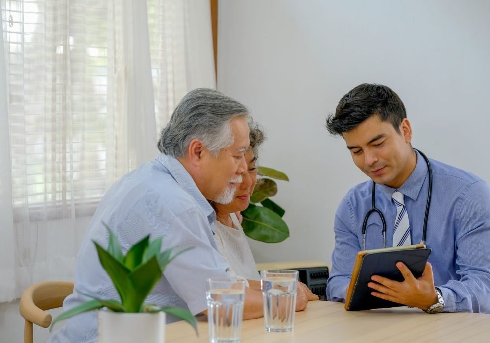 the-doctor-explain-about-old-woman-health-with-old-VCDEPXA.jpg